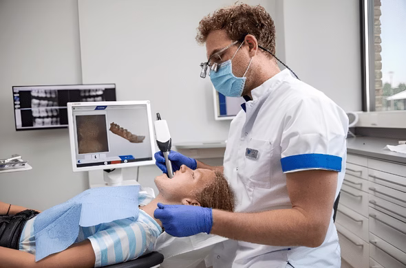 Tandarts maakt met een intra-orale scanner een digitale scan van het gebit van een patiënt.